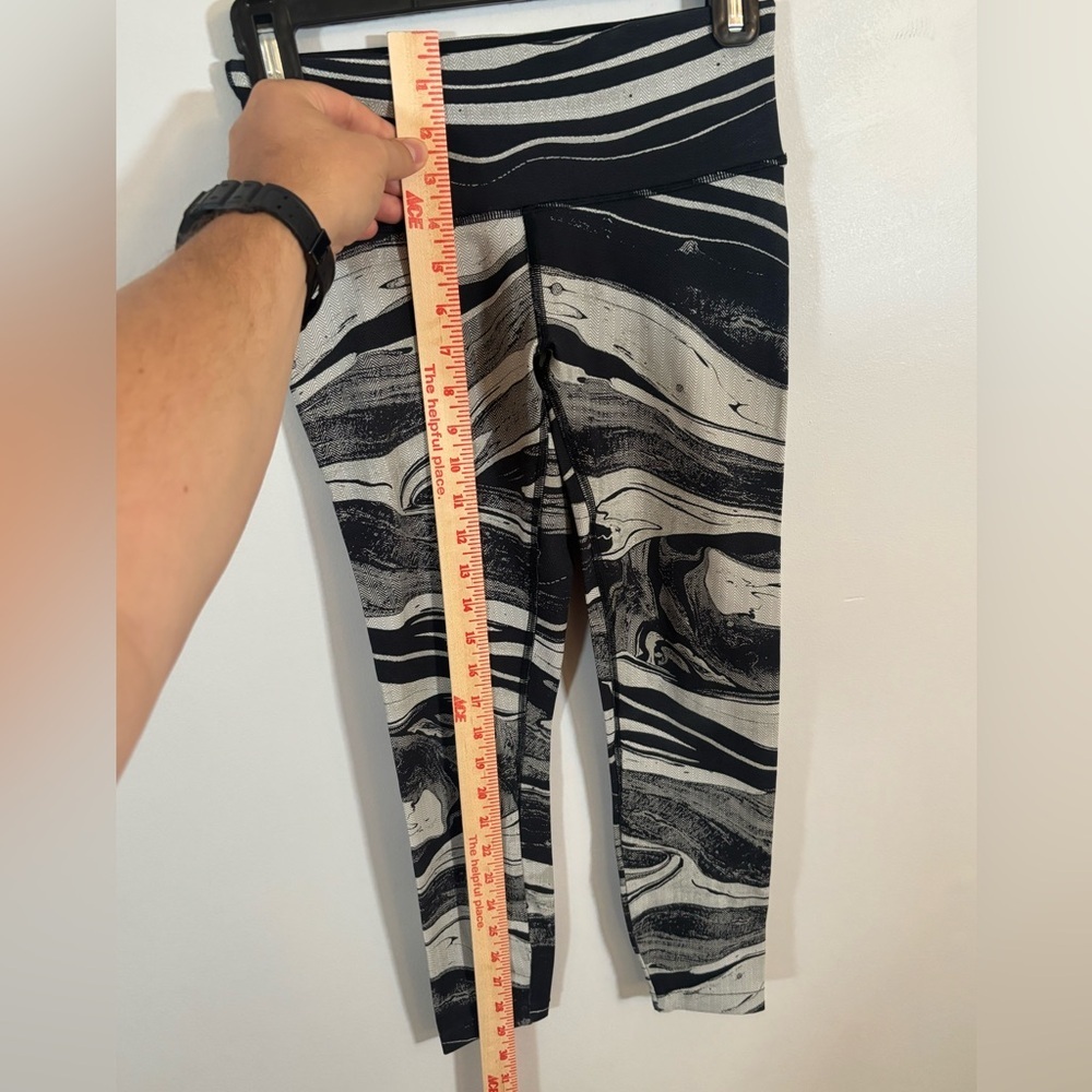 Lululemon Run Inspire Crop II Leggings Black White Marble Print Size 4 - Picture 8 of 10